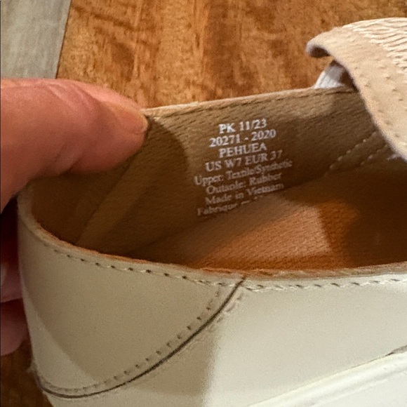 OluKai Pehuea Shoes. Cream color. Sz. 7. Slip on loafers. Boat shoes. - Picture 7 of 8